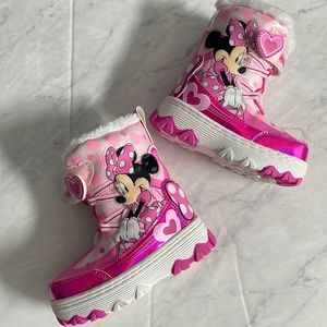 Minnie Mouse snow boots